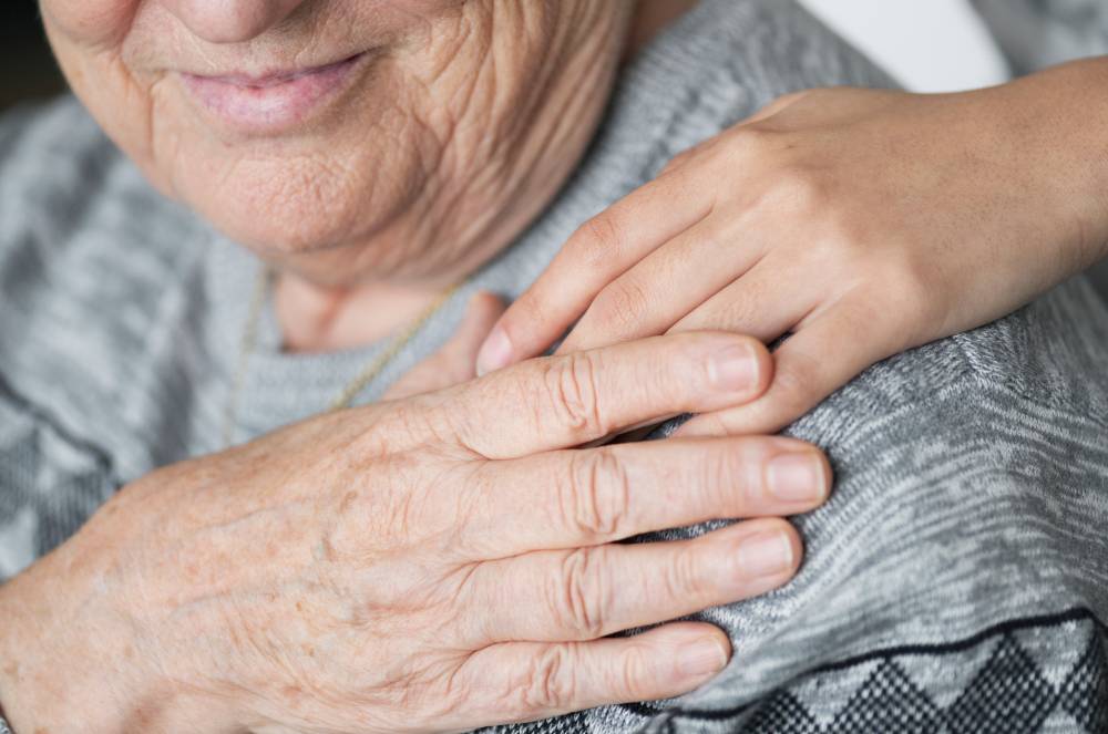 Lei aumenta pena para abandono de idosos e deficientes